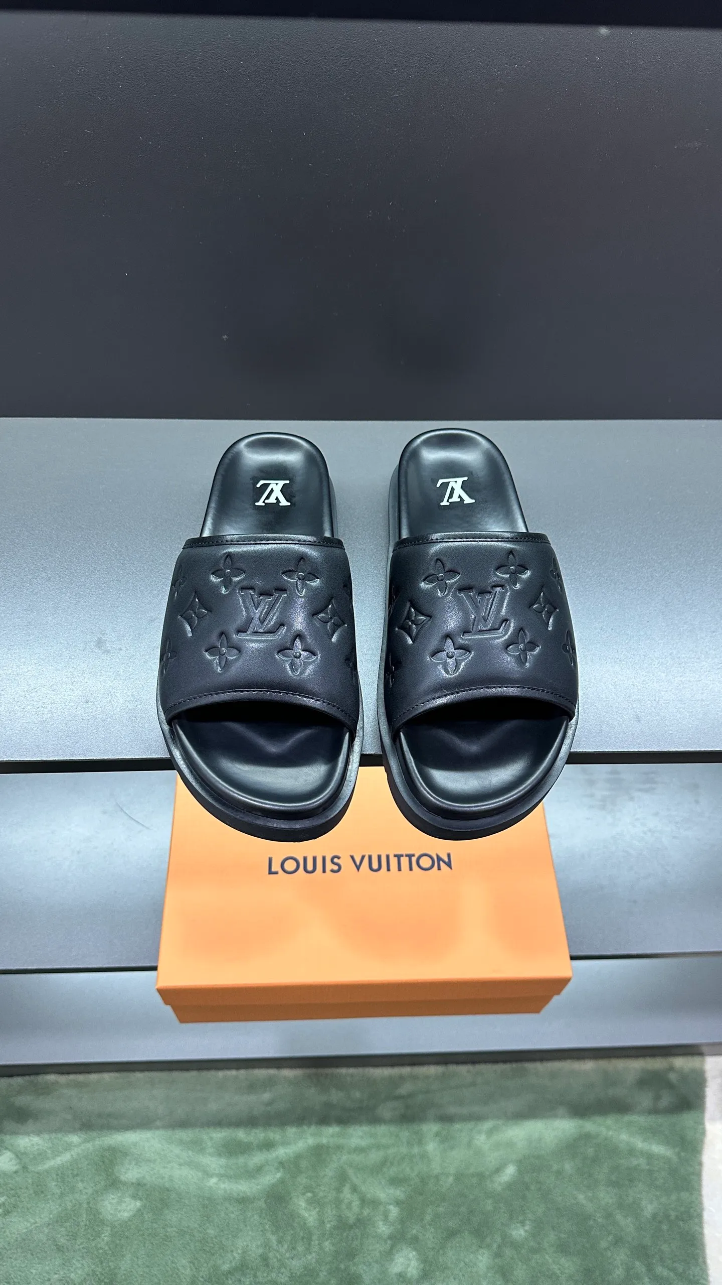 [L Home] P: 300💰Size: 38-45 Top purchasing lv men's summer slippers, classic presbyopia with soft real leather lining, unique color splicing effect, distinctive personality, fashionable and trendy essential style, light and comfortable. Lightweight and tough rubber insole, micro ridged foam outsole, super comfortable!